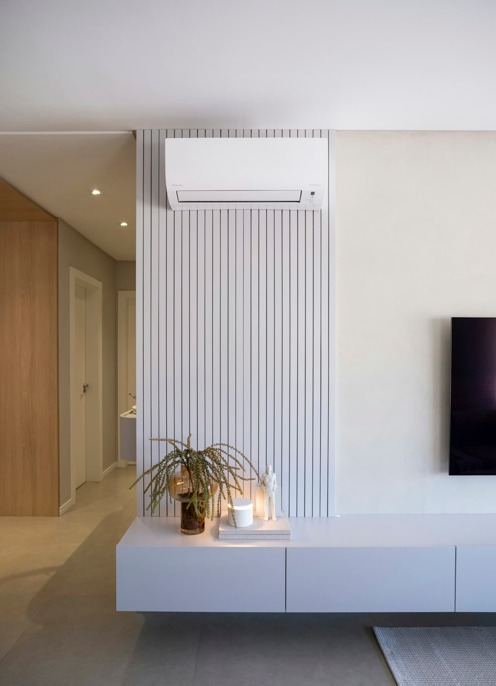 Climatisation murale installée dans un séjour moderne et lumineux